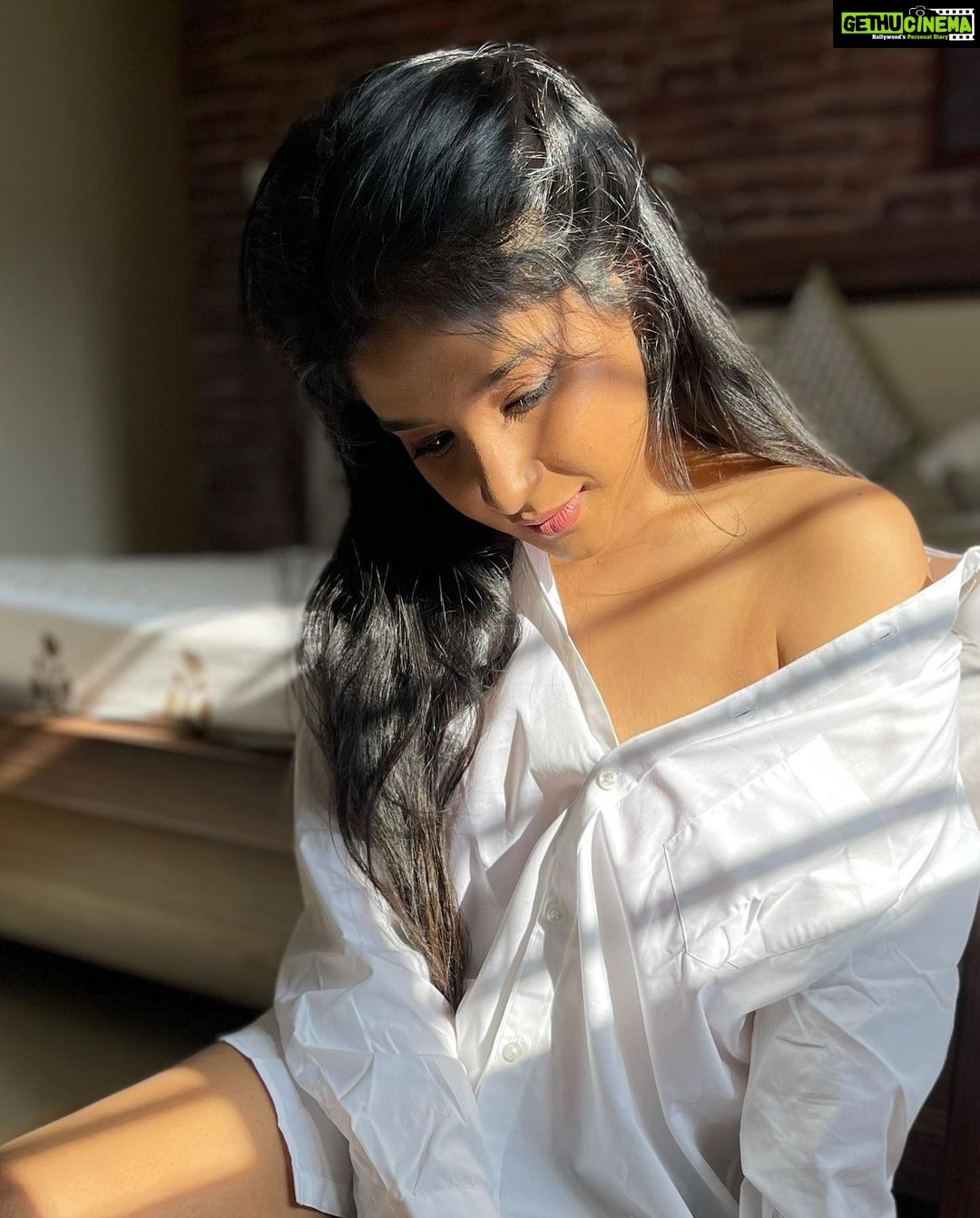 Sakshi Agarwal Instagram - A small smile crept on to my face, As i felt my heart beaming as bright as the sun itself❤️ . #goldenhour #sunkissed #whiteshirt #white #myfavorite #candid #nofilter #nomakeup Chennai, India