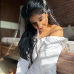 Sakshi Agarwal Instagram - A small smile crept on to my face, As i felt my heart beaming as bright as the sun itself❤️ . #goldenhour #sunkissed #whiteshirt #white #myfavorite #candid #nofilter #nomakeup Chennai, India