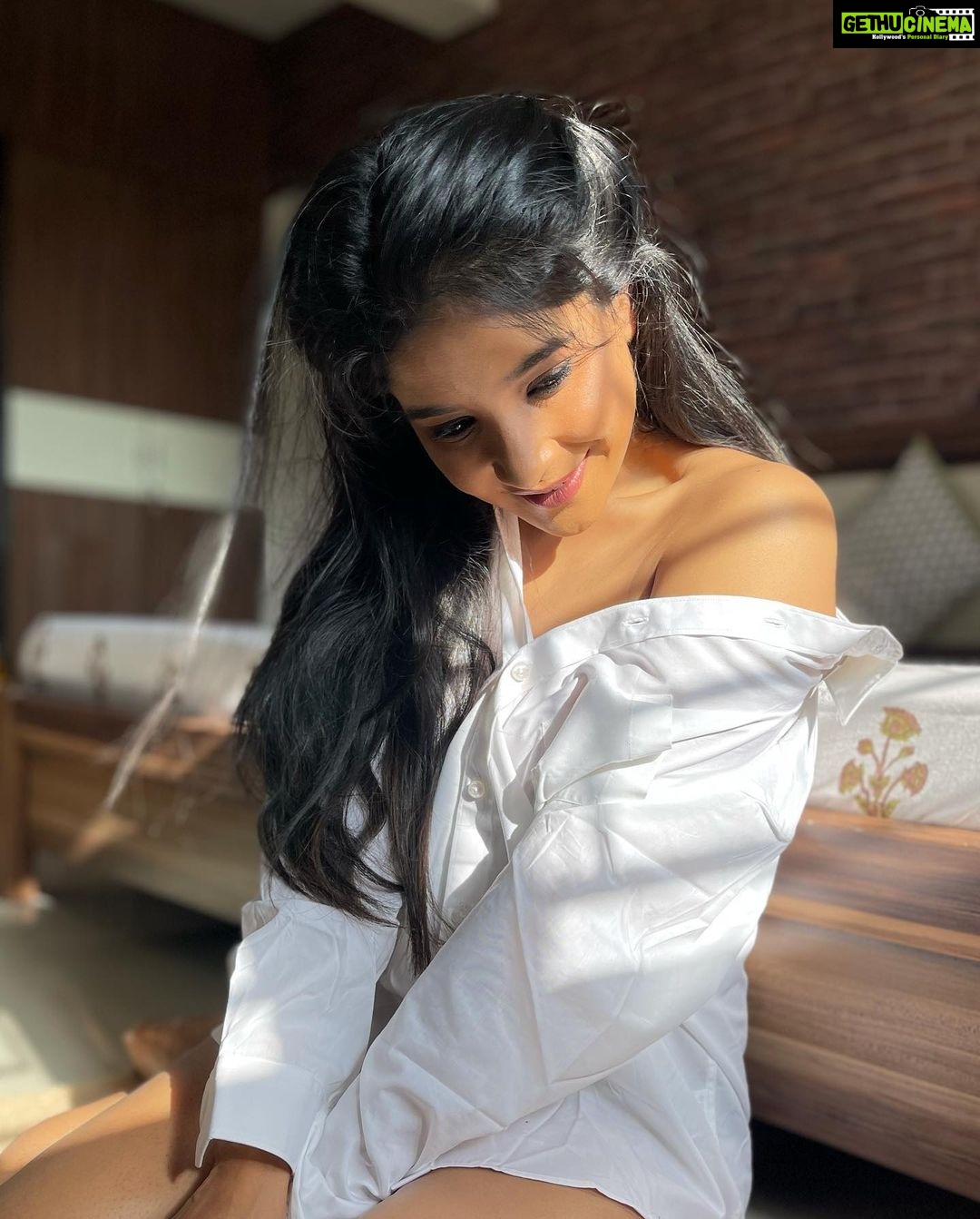 Sakshi Agarwal Instagram - A small smile crept on to my face, As i felt my heart beaming as bright as the sun itself❤️ . #goldenhour #sunkissed #whiteshirt #white #myfavorite #candid #nofilter #nomakeup Chennai, India