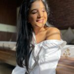 Sakshi Agarwal Instagram - A small smile crept on to my face, As i felt my heart beaming as bright as the sun itself❤️ . #goldenhour #sunkissed #whiteshirt #white #myfavorite #candid #nofilter #nomakeup Chennai, India