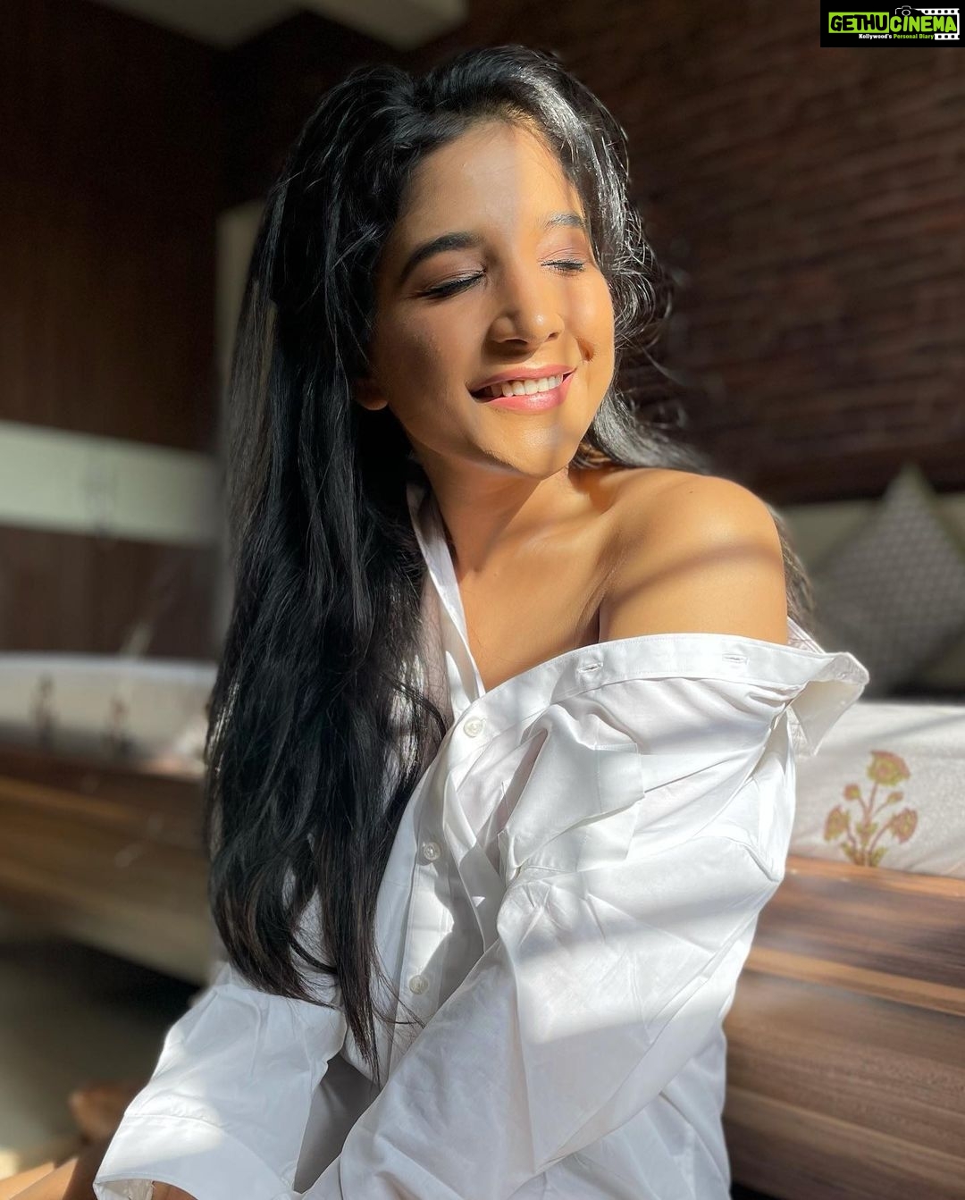 Sakshi Agarwal Instagram - A small smile crept on to my face, As i felt my heart beaming as bright as the sun itself❤️ . #goldenhour #sunkissed #whiteshirt #white #myfavorite #candid #nofilter #nomakeup Chennai, India