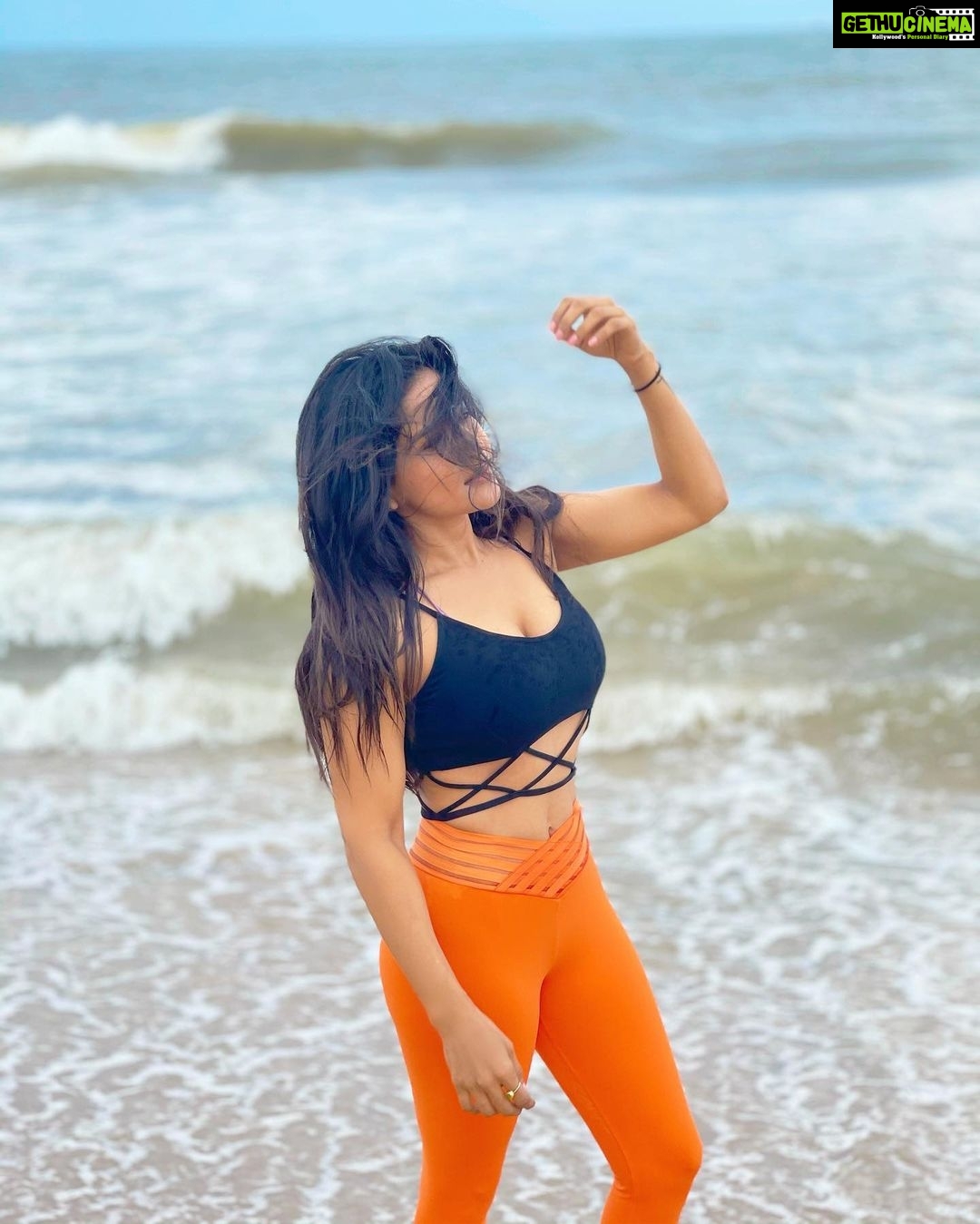 Sakshi Agarwal Instagram - Develop self- discipline ! Do what needs to be done, even if you dont want to do itπ«π¦π§ββοΈ . #beach #vibes #instapic #picoftheday #beachlife #beachday #beachvibes #chennairains #ecr #abs #workout #fitness Chennai, India