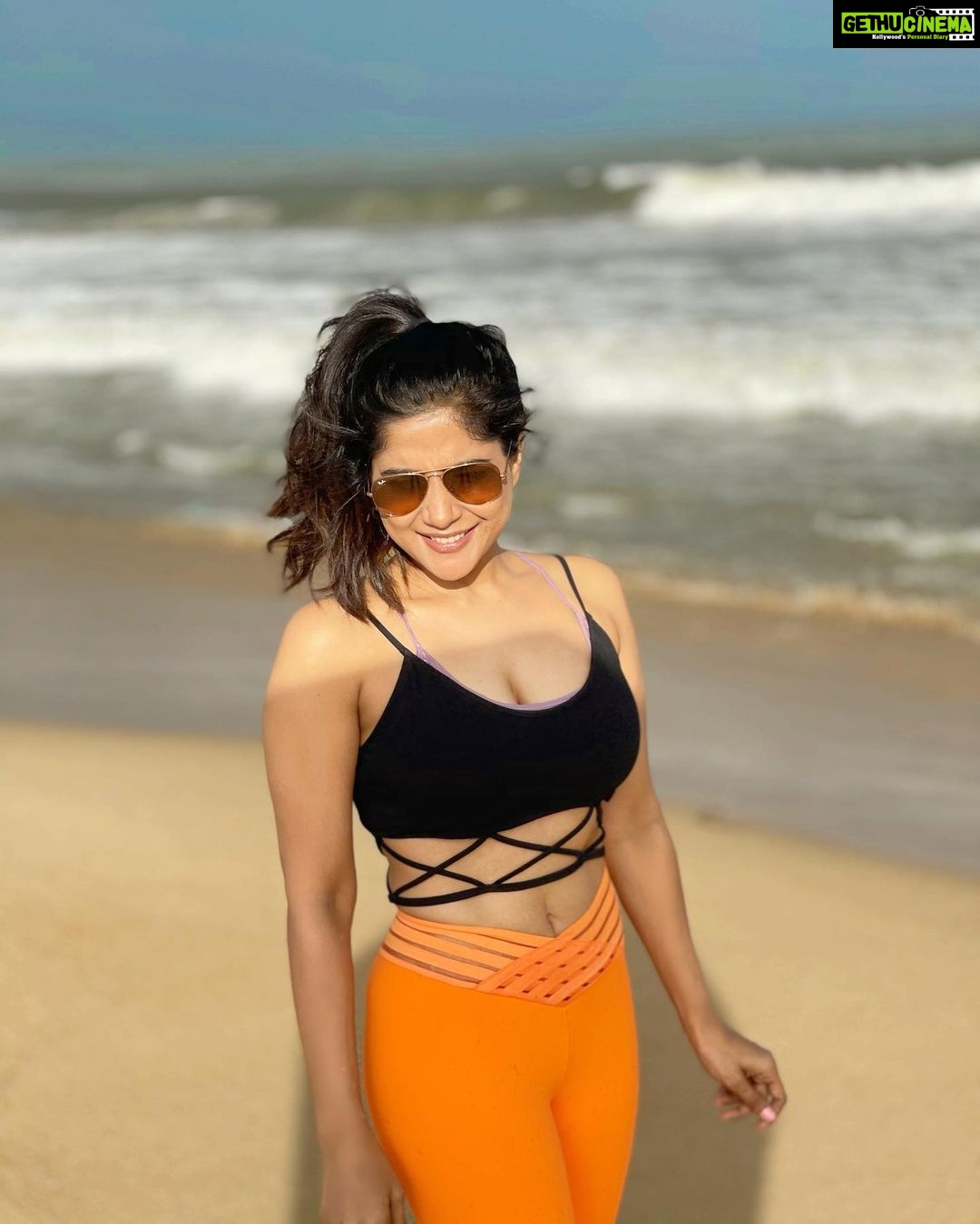 Sakshi Agarwal Instagram - Yin & yang Fire & Nice Rain & Sun❤️ . Simple joys of life is to experience the sun, the rain and the beach all together❤️ Spotted a beautiful rainbow too❤️ . #beach #fitness #track #workout #mode #shape #abs #beachgirls #beachfit #beachfitness ECR