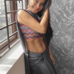 Sakshi Agarwal Instagram - Consistency is harder when no is clapping for you! You must clap for yourself during those times, You should always be your biggest FAN😍 . #saree #love #happy #sakshiagarwal #momsaree #abs #sculpted #flauntyourabs Chennai, India
