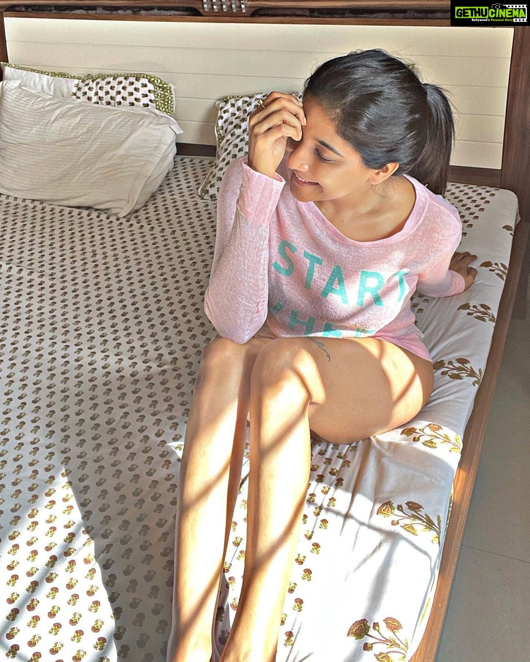 Sakshi Agarwal Instagram - She has been through hell, So believe me when I say, Fear her when she looks into fire and smiles . #pink #candid #sunkissed #sakshiagarwal #sundaymotivation #supercharged #smiling Chennai, India