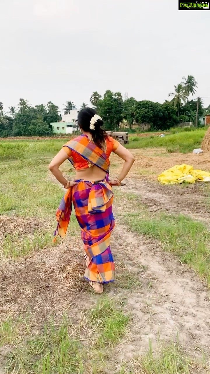 Sakshi Agarwal Instagram - கிராமத்தில் ஒரு நாள் ! Pic: @redboxphotography Hmua: @sridevirameshartist Styling: @jalaksk @teamaimpro @tisisnaveen . #villagestyle #villagebeauty #southindiavillage #traditional #fields #villagevibes #nature #candid #southindian #kollywood #mollywood #sakshiagarwal #tamilculture #instareels #feelitreelit