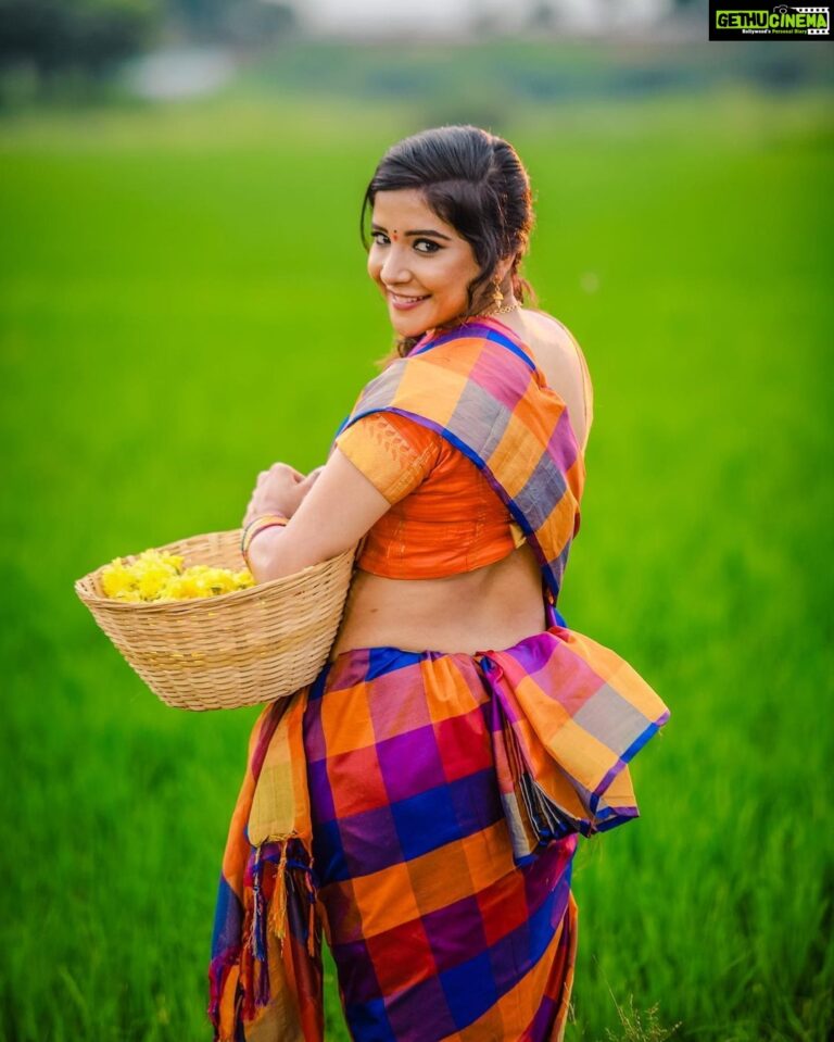 Sakshi Agarwal Instagram - I only look back and smile to see how far I have come❤️ . Pic: @redboxphotography Hmua: @sridevirameshartist Styling: @jalaksk @teamaimpro @tisisnaveen . #villagestyle #villagebeauty #southindiavillage #traditional #fields #villagevibes #nature #candid #southindian #kollywood #mollywood #sakshiagarwal #tamilculture Chennai, India
