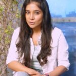 Sakshi Agarwal Instagram – Yes! This is a Game Show! Is it Right or Wrong to show love to your fellow contestants? You guys decide.. Go to Disney Plus Hotstar and Vote for your favourite contestants..

@disneyplushotstar
#biggbosstamil4 #disneyplushotstar #keepingupwithbiggboss