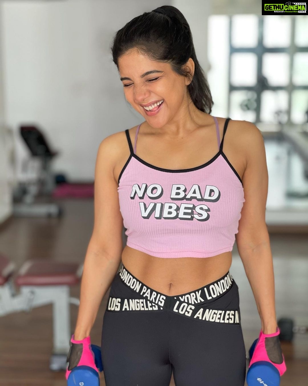 Sakshi Agarwal Instagram - Be that kind of person , That makes other people want to up their game💞 . #nobadvibes #fitnessjourney #sakshiagarwal #killing #gym #chennai #staystrong #motivatedaily #lovetoall