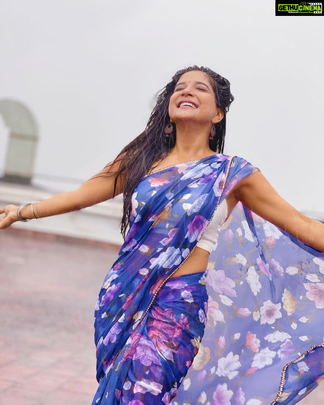 Sakshi Agarwal Instagram - Let the Rain wash away all the pain of yesterday💞 . #chennai #rain #chennaiweather #raingod #candid #happy #love #feelinggood #staypositive #rainyday #saree #sareelove . @elegant_fashion_way Chennai, India