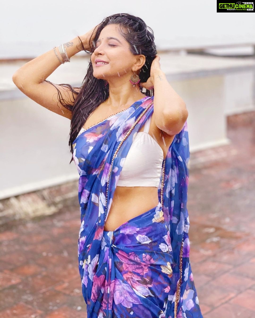 Sakshi Agarwal Instagram - Soak into happiness! . This is how I welcome Chennai Rain💞 . #chennai #rain #chennaiweather #raingod #candid #happy #love #feelinggood #staypositive #rainyday #saree #sareelove . @elegant_fashion_way Chennai, India