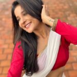 Sakshi Agarwal Instagram - Feeling pretty in my way❤️ . #sareelove #whitesaree #sareefashion #sareeindia #candidphotography #mobilephotography Chennai, India