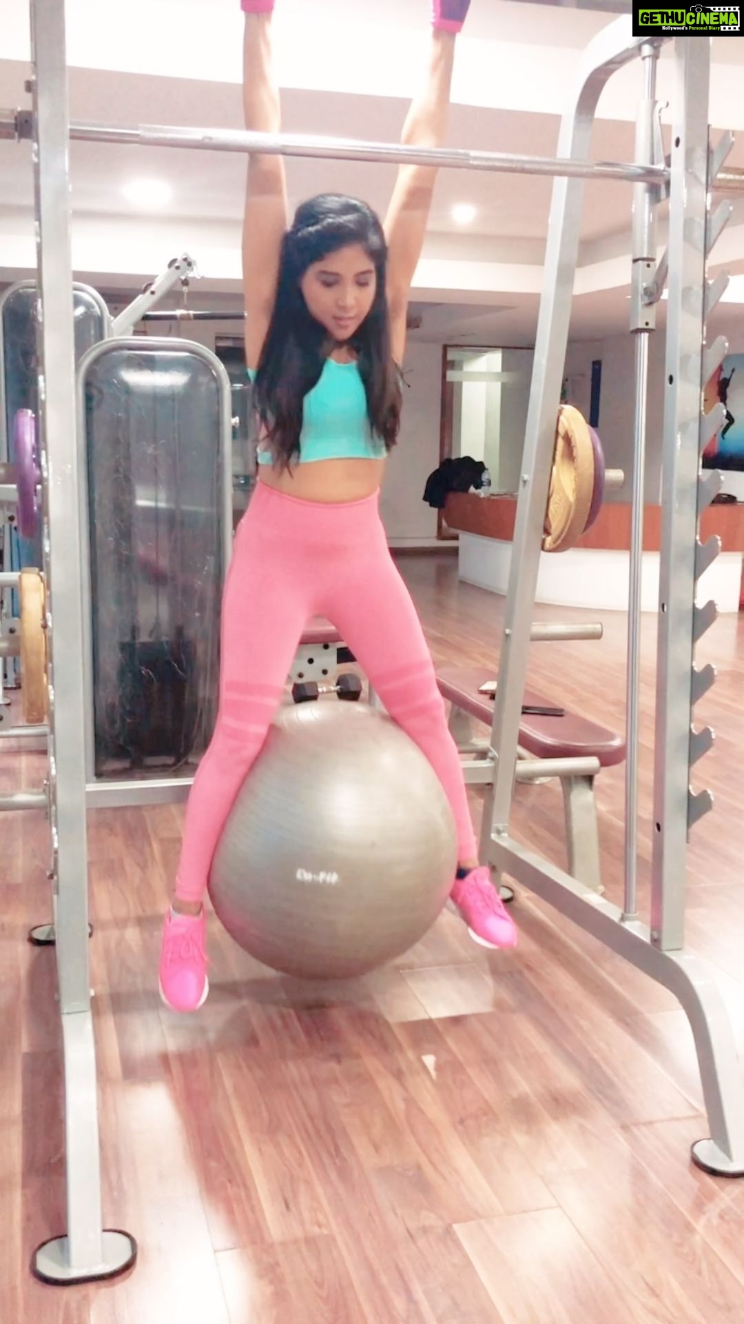 Sakshi Agarwal Instagram - Tried it for the first time:) Surely going to work in it! But for all my champs, this is a killer workout💞 . #workout #core #balance #fitness #fitnessmotivation #fitnessjourney #abs #sculpt #shedthepounds #postdiwali