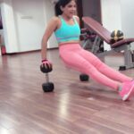 Sakshi Agarwal Instagram - Balance is the new fit💞 . Extremely risky guys, pls be careful when trying this💫 . #workout #core #balance #fitness #fitnessmotivation #fitnessjourney #abs #sculpt #shedthepounds #postdiwali