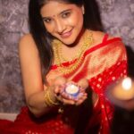 Sakshi Agarwal Instagram - Make your thoughts as bright as the diwali lights ,so that your life will be sparkling and shinning always ❤ Clicks :- @sarancapture Costume & styling :- @fab_by_faiza HMUA :- @radha_makeup_artist #diwali #tradional #saree #celebration #lights #photoshoot
