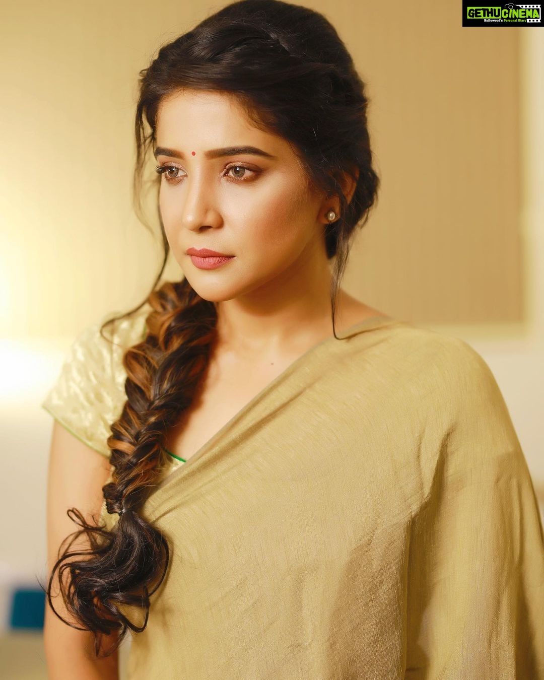Sakshi Agarwal Instagram - In the verge of sharpening my “Method Acting” skills❤️ . #methodacting #stainslavski #leestrasberg #emotionalmemory #recall #characterbuilding #sakshiagarwal