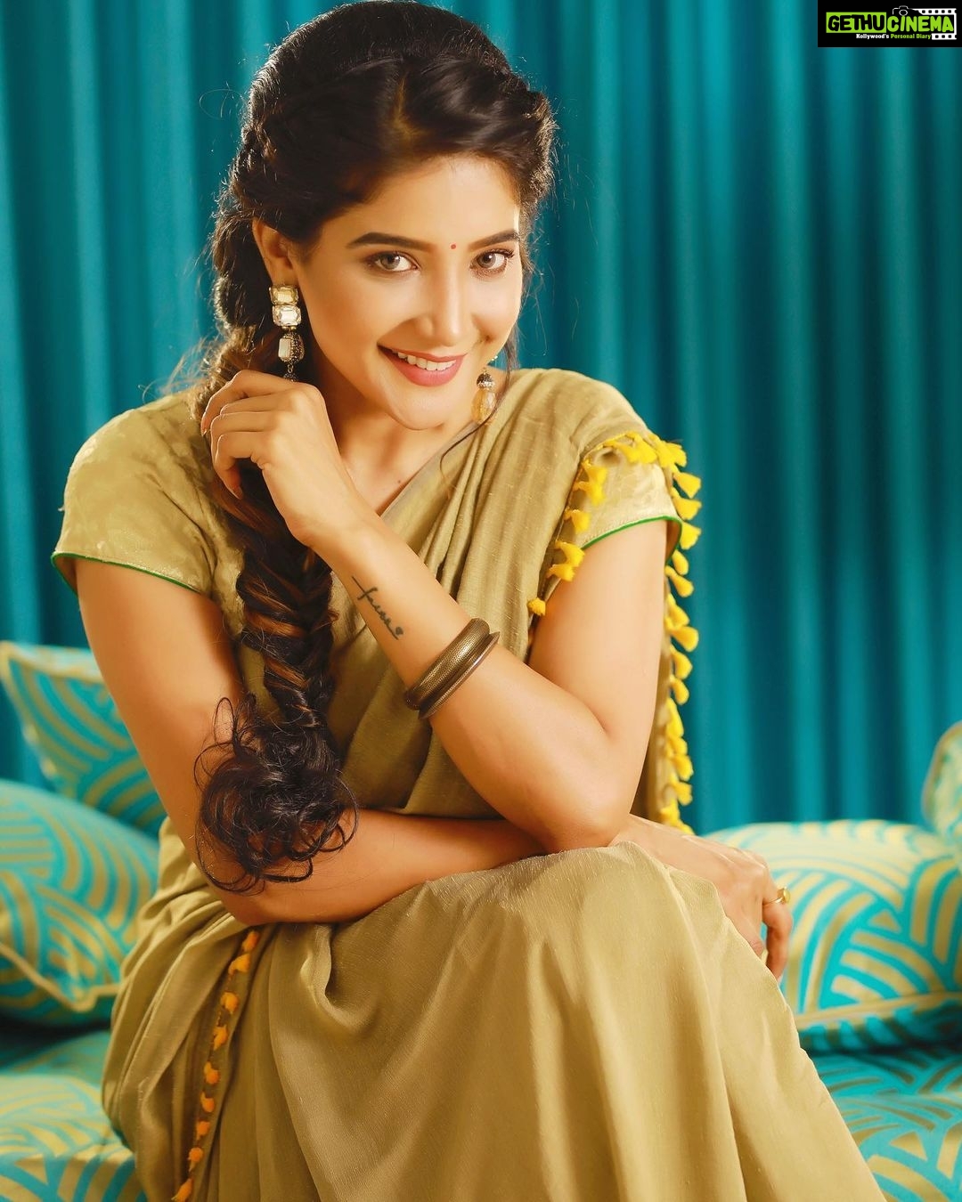 Sakshi Agarwal Instagram - I like to explore the “Tamil ponnu “ in me😛