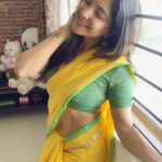 Sakshi Agarwal Instagram - If you want to Fly, Give up everything , that weighs you down🔥 . #yellow #saree #love #sculpted #abs #realabs #candid #loveforyellow💛