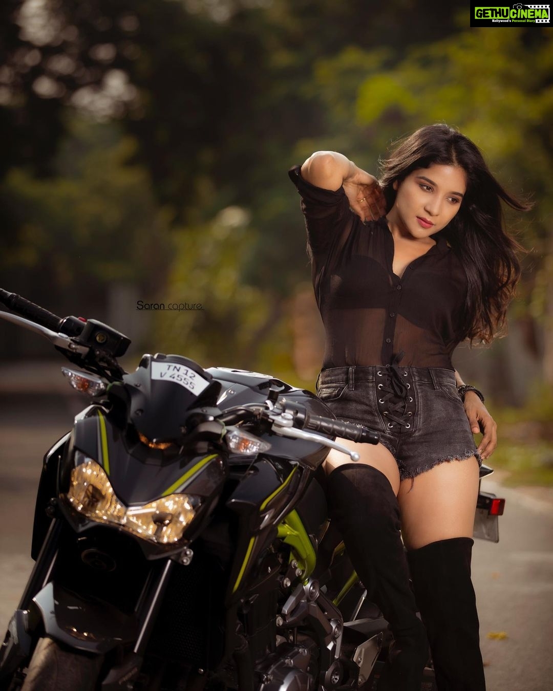 Sakshi Agarwal Instagram - 🔥 . Clicks :- @sarancapture HMUA :-@vaishuzaara_makeupartist Styling :- @fab_by_faiza @fab_super_bike @teamaimpr @tisisnaveen . #bike #superbike #bikerlife #bikergirl #instabike #kawasaki #bikelove #engine #black #attitude #sakshiagarwal