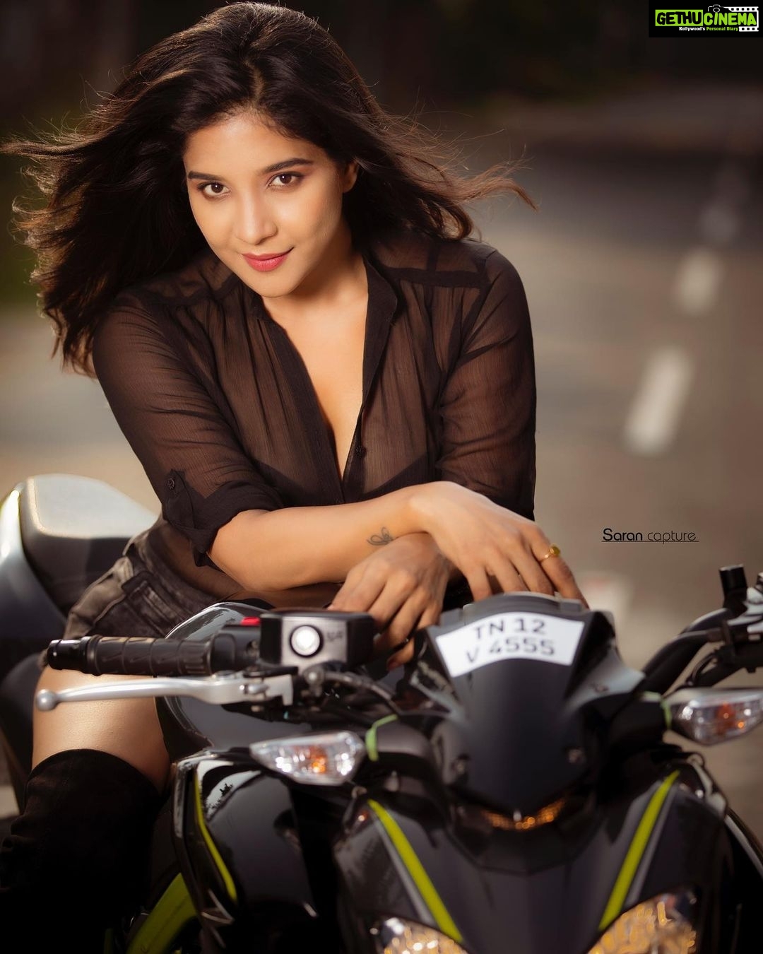 Sakshi Agarwal Instagram - The Pain of today is the Victory of Tomorrow! . Clicks :- @sarancapture HMUA :-@vaishuzaara_makeupartist Styling :- @fab_by_faiza @fab_super_bike @teamaimpr @tisisnaveen . #bike #superbike #bikerlife #bikergirl #instabike #kawasaki #bikelove #engine #black #attitude #sakshiagarwal Chennai, India