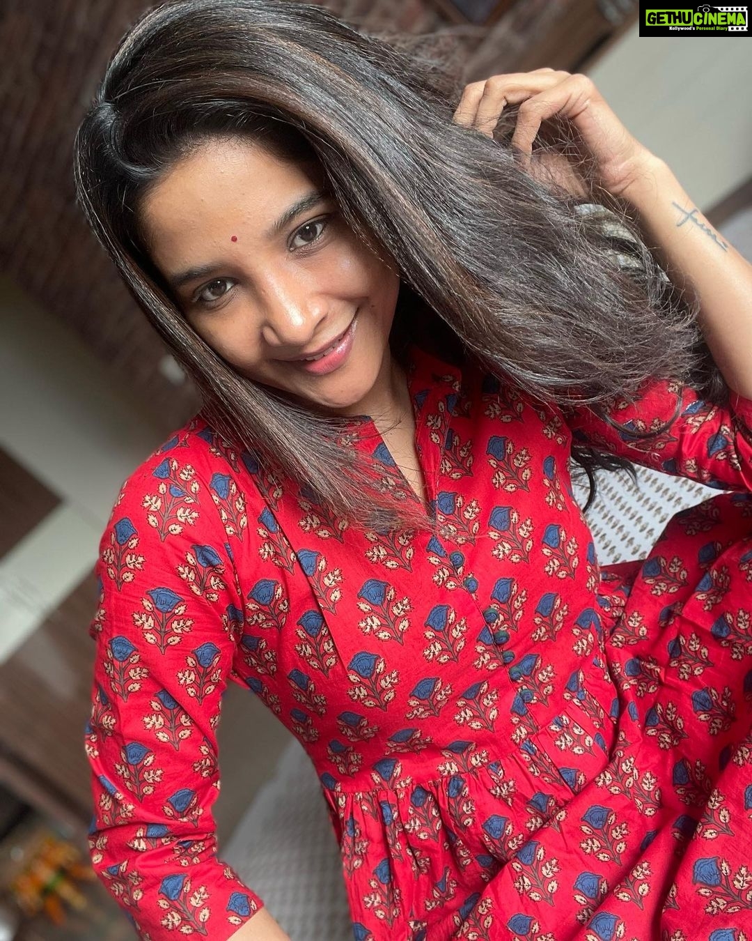 Sakshi Agarwal Instagram - Soul full of shunshine❤️ . I am loving the whole #nomakeup #nofilter #noedit feel❤️ . #candid #kurta #redkurti Chennai, India