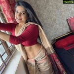 Sakshi Agarwal Instagram - Life isn’t always full of reasons to smile, But our smile itself can be a reason for others to smile💞 . #sixpack #abs #flaunt #sculpted #fitness #saree #motivation Chennai, India