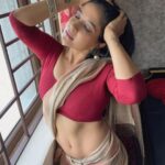 Sakshi Agarwal Instagram - The world is going to judge you no matter what you do, So live your life the way you want to❤️ . #sixpack #abs #flaunt #sculpted #fitness #saree #motivation Chennai, India