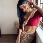 Sakshi Agarwal Instagram - Be mindful of your self-talk! Its a conversation with the universe❤️ . #sixpack #abs #flaunt #sculpted #fitness #saree #motivation Chennai, India
