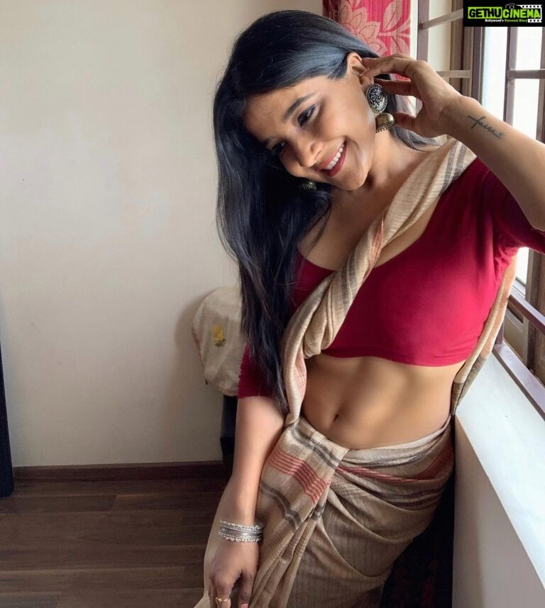 Sakshi Agarwal Instagram - Be mindful of your self-talk! Its a conversation with the universe❤️ . #sixpack #abs #flaunt #sculpted #fitness #saree #motivation Chennai, India