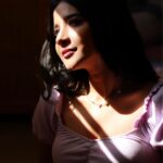 Sakshi Agarwal Instagram - Darkness exists to make light truly count💕 . @hakunamatata_sai @prayaga_artistry @tisisnaveen . #sunlightshadows #darknessandlight #candid Chennai, India