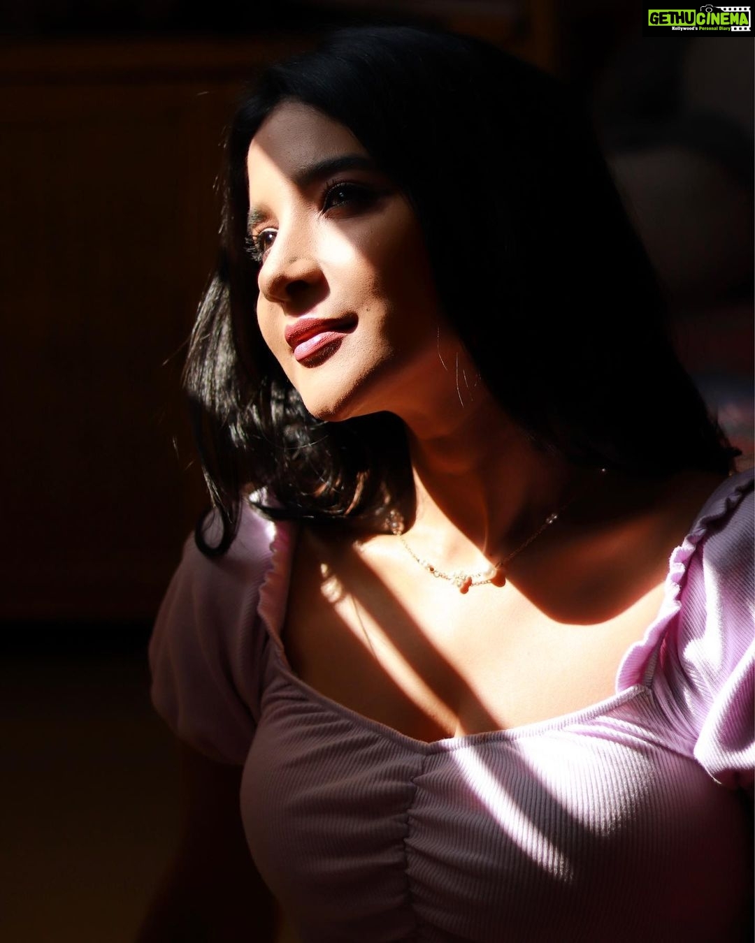 Sakshi Agarwal Instagram - Darkness exists to make light truly count💕 . @hakunamatata_sai @prayaga_artistry @tisisnaveen . #sunlightshadows #darknessandlight #candid Chennai, India