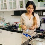 Sakshi Agarwal Instagram - In the name of cooking , when I mess up the whole kitchen❤️ . #cooking #tryingtocook #indian #candid #tea #snacks #funtime #home