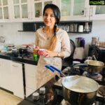 Sakshi Agarwal Instagram - In the name of cooking , when I mess up the whole kitchen❤️ . #cooking #tryingtocook #indian #candid #tea #snacks #funtime #home