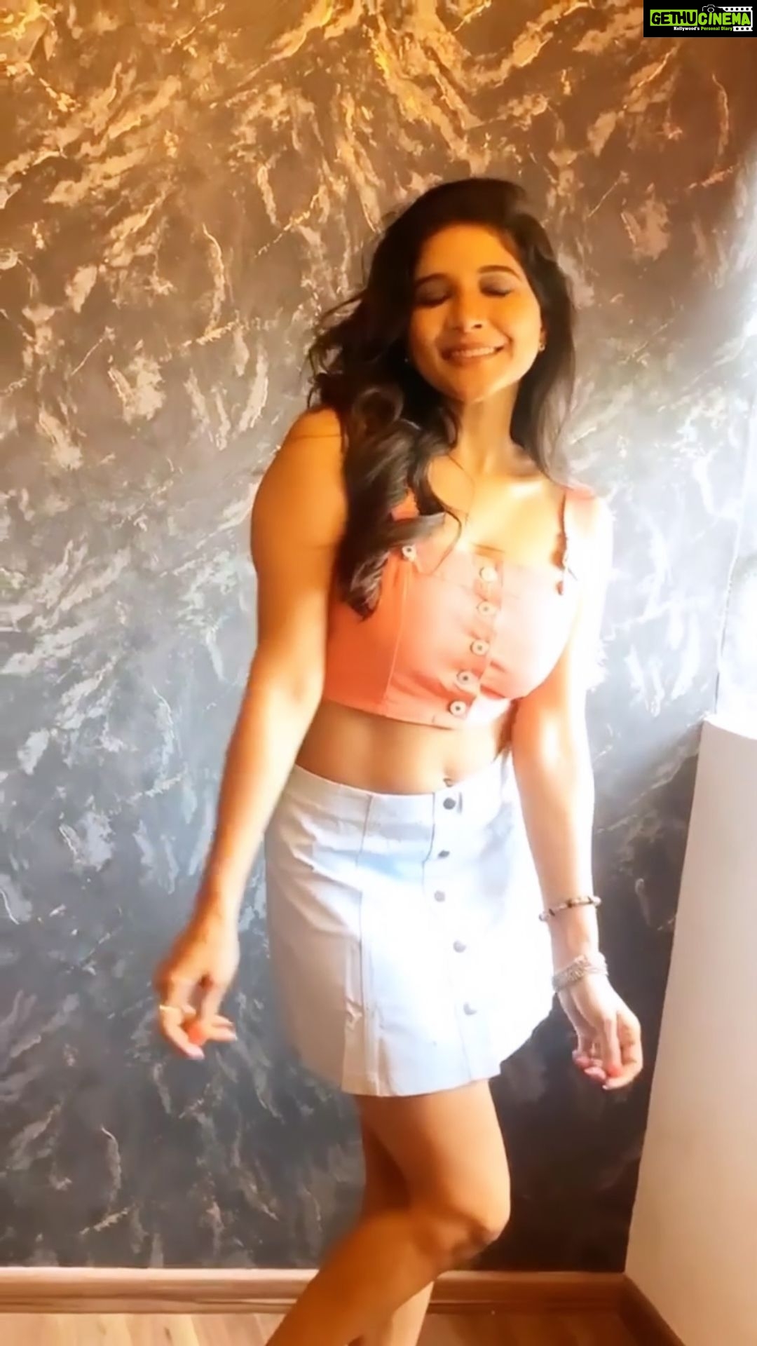 Sakshi Agarwal Instagram - Hey guys follow me on #josh app for my exclusive videos @officialjoshapp #joshindia #joshtamil #feelitreelit #biggboss #sakshisgarwal #leatherskirt #cami #top #happy