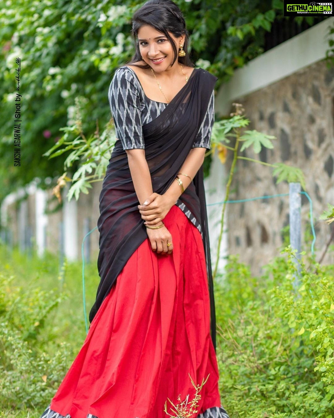 Sakshi Agarwal Instagram - I think I am in Love Triangle! I love Myself Myself loves Me And I love Me๐ . Costumes :- @swaadh @swapnaareddyofficial Clicks :- @karthikakphotography HMUA :- @crownstonebyrevathi @tisisnaveen @teamaimpro . #biggbosstamil #biggboss #sakshiagarwal #halfsaree #traditional #lovemyself #dontcare #focus #kollywood #mollywood #love #candid #natural