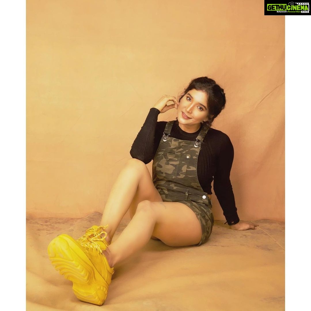 Sakshi Agarwal Instagram - The best view comes after the hardest climb😍 . @rebeccamaria_becky @makeupbywanshazia @praveen_g_photography @mylove_fashionstore . #biggboss #biggbosstamil #kollywood #sakshiagarwal #candid #natural #positivevibes #happy Chennai, India