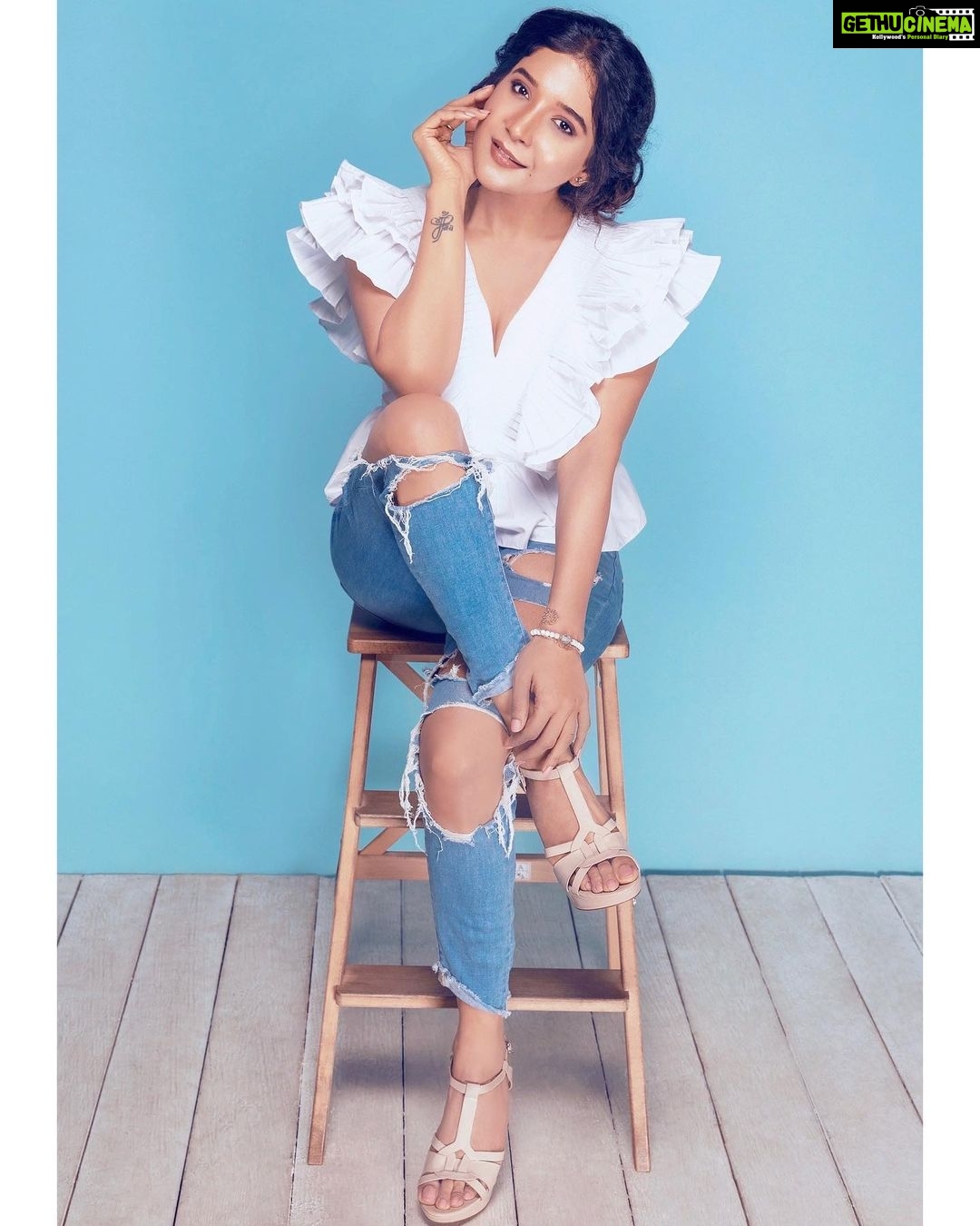 Sakshi Agarwal Instagram - Create a life you cant wait to wake up to❤️ . @rebeccamaria_becky @makeupbywanshazia @praveen_g_photography . #biggboss #biggbosstamil #kollywood #sakshiagarwal #candid #natural #positivevibes #happy Chennai, India