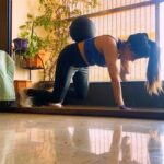 Sakshi Agarwal Instagram - Be Humble Be Hungry And always be the Hardest worker in the Room🔥 . Moulded by: @naresh_20aesthetic . Workout Routine: 1.Bear Crawl to Ball balance Shoulder Tap 2.Kick Sit 3.Ball slam 4.Short shuffle to alternate drop Lunges 5.Chameleon Windmill . Ball weighs: 8kg . #workout #fitfam #fitness #motivation #fitnessjourney #challengeyourself #lunges #abs #plank #sculpted #biggboss #biggbosstamil #biggboss3 #kollywood #sakshiagarwal Chennai, India