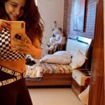 Sakshi Agarwal Instagram - Mandatory pre-workout selfie🔥🔥 #feelitreelit #workout #motivation #letsburn #checkerboard #tracks #fitness #abs #core #sculpted