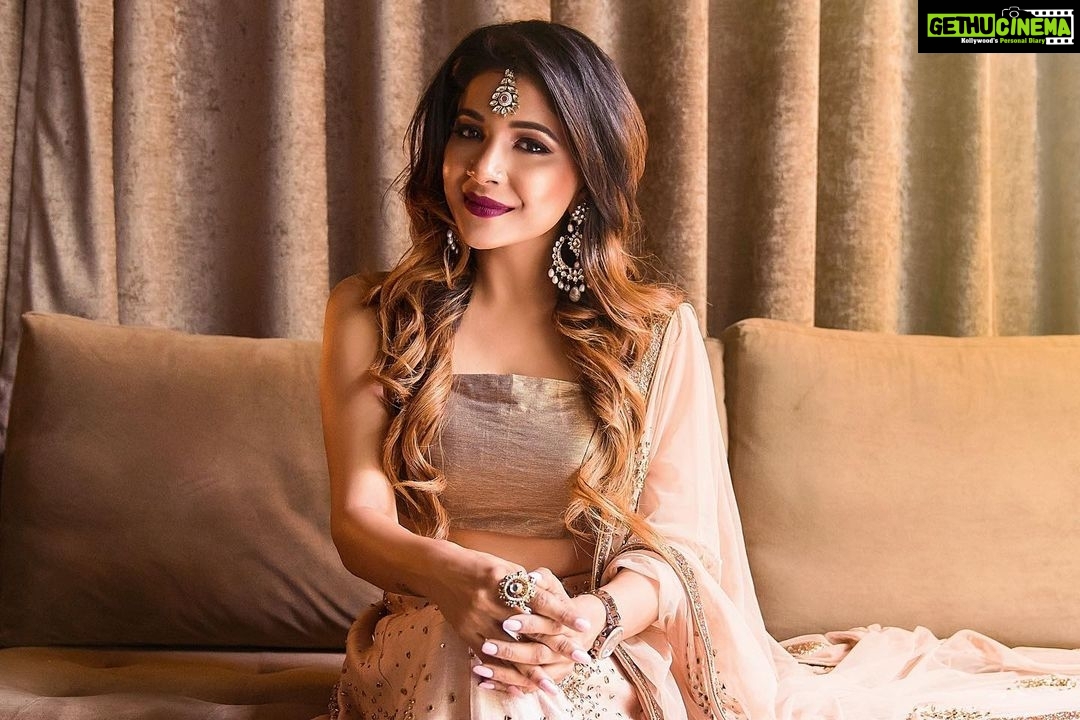 Sakshi Agarwal Instagram - Pay close attention to people who don’t clap when you win🔥 Some people will just not support you coz they are afraid of what you might become, yet claim you to be the only one😂 . @perfektmakeover @vijayanthirajeswar @thelightweaver393 . #biggboss #biggbosstamil #biggbosstamil #vijaytelevision #lehenga #traditional #bridal #darklipstick #gold #shimmer The Slate Hotels