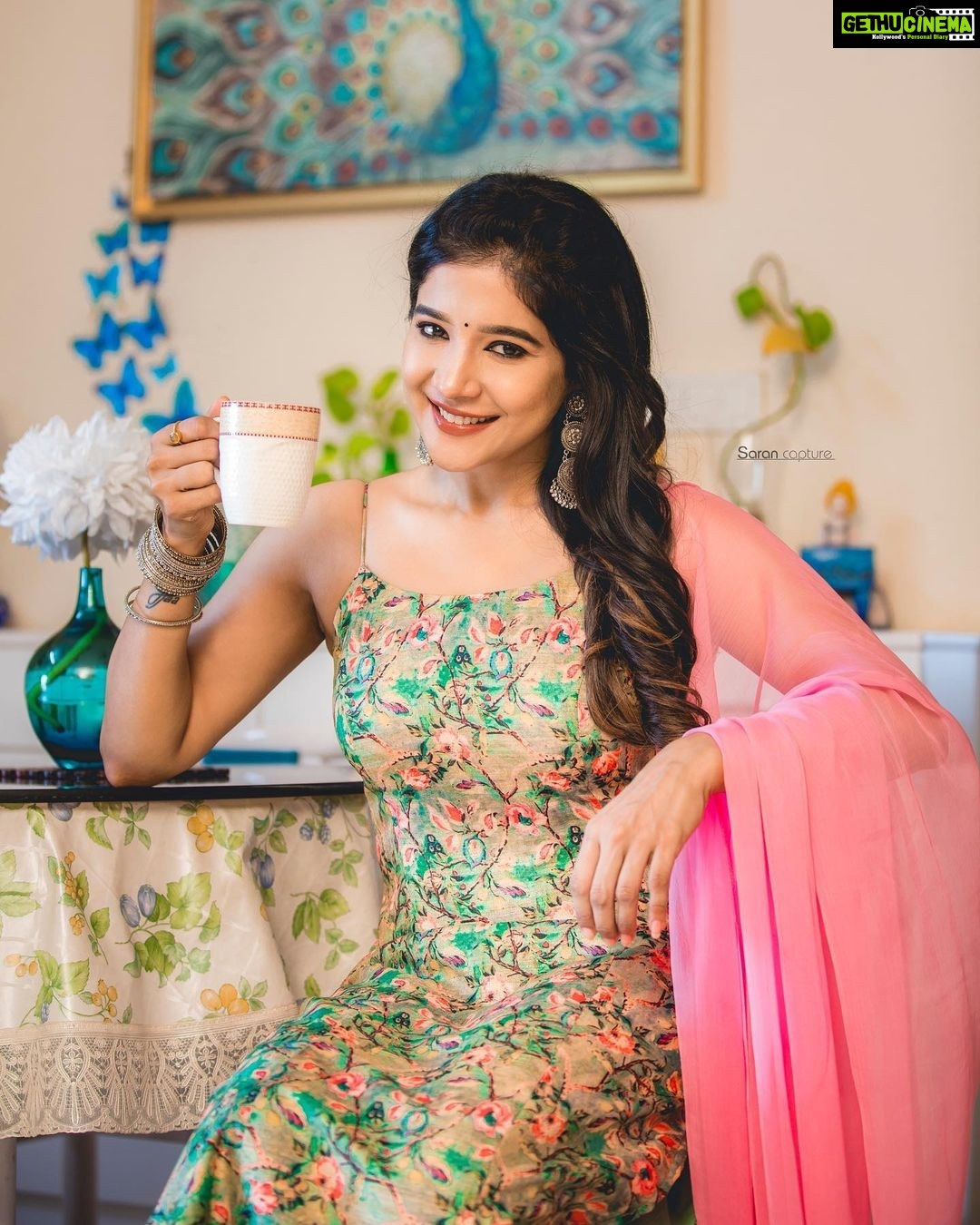 Sakshi Agarwal Instagram - Good morning my sweethearts💞 I must wake up , my Ginger Tea needs me💫💞 . Photographer: @sarancapture Designer: @swaadh @swapnaareddyofficial Makeup: @artistrybyshanu Hair: @hairytale_by_komal Earrings: @yoursethnically Venue : My house🏡 . #biggboss #biggboss3 #biggbosstamil #sakshiagarwal #kollywood #mollywood #floral #traditional #kurta #candid #natural #photography #fitness #prettygirls #beautiful #kurta #gingertea #morningslikethese Chennai, India