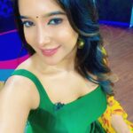 Sakshi Agarwal Instagram – After ages , I stepped out for an interview🥰🥰
A fun interview coming up soon on tv😍😍
Thank you @swaadh @artistrybyshanu @hairytale_by_komal for giving me this look😍
@suntv @indiranpandiyan
#suntv #kollywood #tv #interview #traditional #ethnic #green #floraldupatta #jhumkas