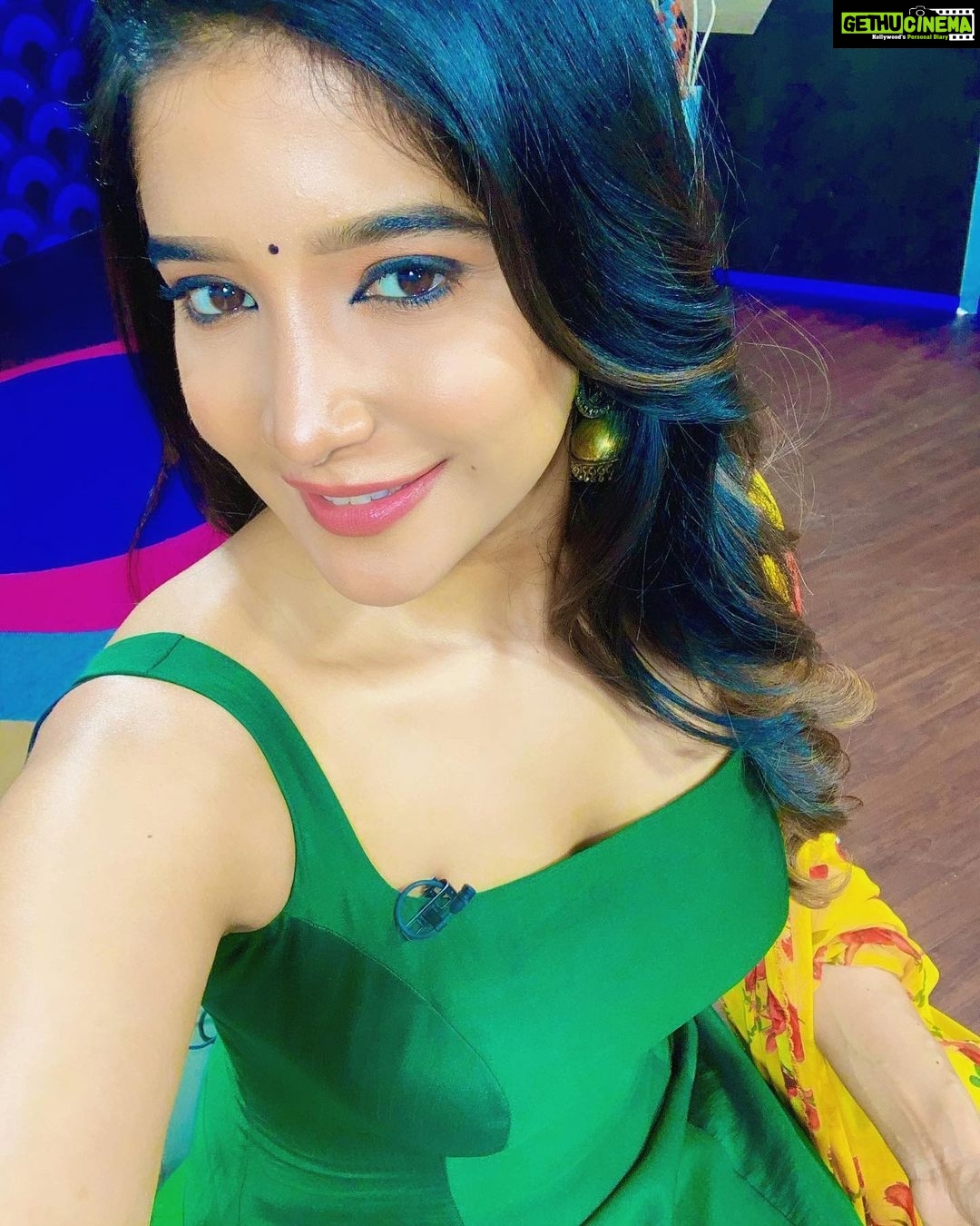 Sakshi Agarwal Instagram - After ages , I stepped out for an interview🥰🥰 A fun interview coming up soon on tv😍😍 Thank you @swaadh @artistrybyshanu @hairytale_by_komal for giving me this look😍 @suntv @indiranpandiyan #suntv #kollywood #tv #interview #traditional #ethnic #green #floraldupatta #jhumkas