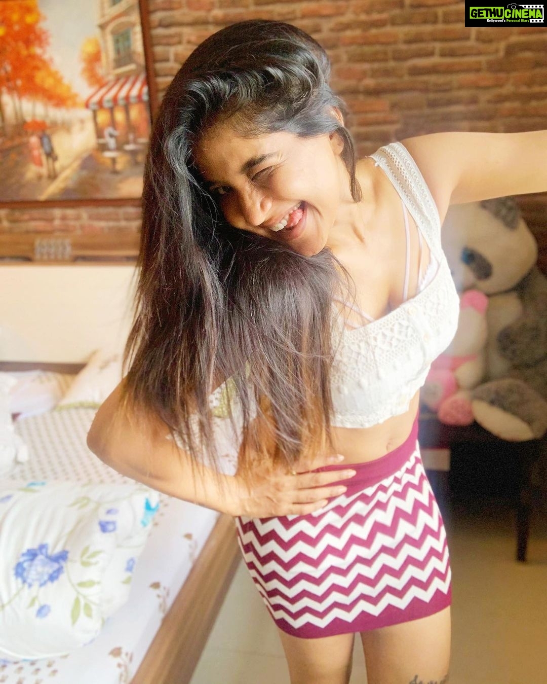 Sakshi Agarwal Instagram - Great to see so many people take inspiration from me , but Instagram is not a race , Lets have our own Magic , Coz thats what will set you apart from the rest If Life is boring, Then your doing it wrong❤️💫 💞💞Morning vibes💞💞 . #morningvibes #happygirlsaretheprettiest #croptop #bandageskirt #killboredom #sakshiagarwal #biggboss #biggbosstamil #biggbosstamil3 #likeforfollow #followforfollowback #instabeauty #fitnotskinny #cutesmile Chennai, India