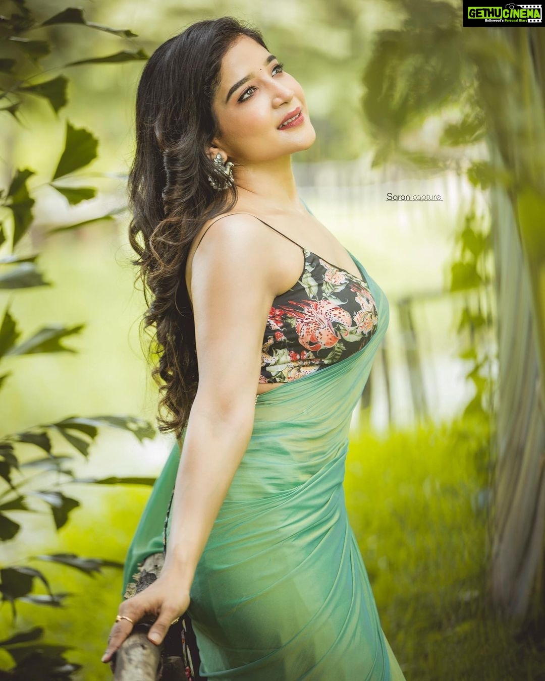 Sakshi Agarwal Instagram - One blessed hot mess , Who is coming for everything they said she couldnāt hAveš„ . Photographer: @sarancapture Designer: @swaadh @swapnaareddyofficial Makeup: @artistrybyolivia Hair: @jayashree_hairstylist Venue : @sppgardens Earrings: @yoursethnically @teamaimpro @tisisnaveen . #saree #love #traditional #kollywood #mollywood #sareelovers #sarees #sareeindia #beauty #pretty #indian #biggboss #biggbosstamil #biggbosstamil3 #sakshiagarwal #peacock #nature #green #instamood #instagood #instadaily Chennai, India