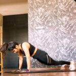 Sakshi Agarwal Instagram - Such a beautiful day for a full Body workout😍 More power to all of you💪💪🔥🔥🥰🥰 - 👉👉👉👉👉👉Swipe for all the videos👉👉👉👉 12 Reps Lateral Raise Squat to Front Raise 12 Reps Dumbell Halo to Static Lateral Lounge 12 Reps Lunge Renegade Row to Jumping Lunge 12 Reps of HIIT circuit - Remember its human to bloat on certain days so if you feeling all puffy and bloated , dont worry no one in this World is Perfect and you are just Beautiful the way you are🔥 - I feel bloated too and I am not ashamed of it, it could be hormonal or just gastric, the right diet will help you overcome it💪🔥 Make sure you engage your core at all times during this workout❤️🥰 - Get out of your bed, hit the pandemic weekend blues by nailing your HIIT for the day❤️ . #fitfam #fitness #workout #fitnessjourney #motivation #hiit #core #homeworkout #fullbodyworkout #workoutathome #whatiwore #biggboss #biggbosstamil #hardwork #nevergiveup Chennai, India