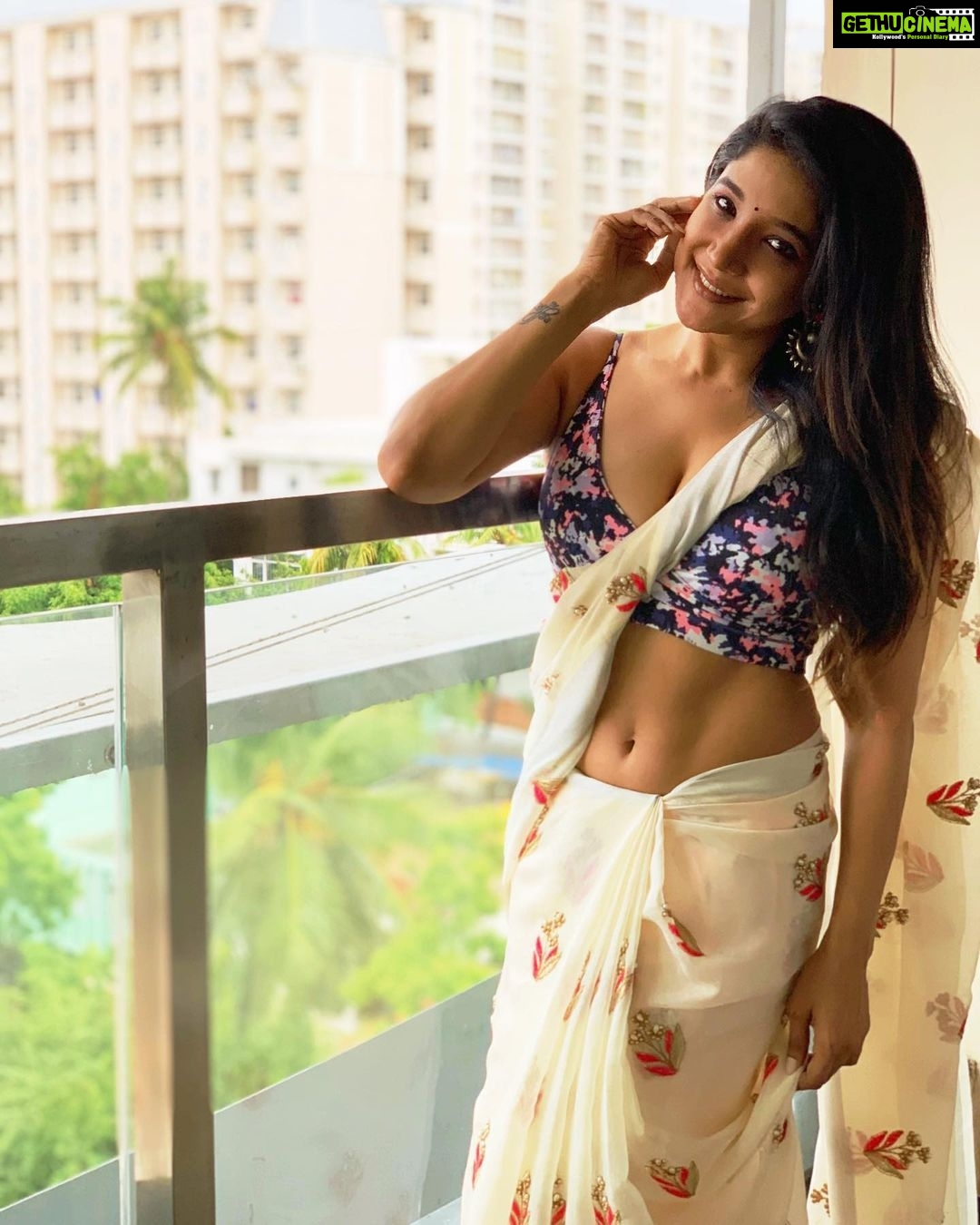 Sakshi Agarwal Instagram - When you dont seek or need approval , You are at your most powerful💞 . Thank you @pretty.bride for the pretty saree🌷💞 . #weather #instampod #instadaily #rain #instagood #stayhome #staysafe #biggbosstamil #biggboss3 #biggboss #morning #vibes #good #happy #saree #sareelove #sareelovers #kollywood #sareeblouse #abs Chennai, India