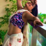 Sakshi Agarwal Instagram - Listen to the rythm of the falling rain and smile🔥💞 . Thank you @pretty.bride for the pretty saree🌷💞 . #weather #instampod #instadaily #rain #instagood #stayhome #staysafe #biggbosstamil #biggboss3 #biggboss #morning #vibes #good #happy #saree #sareelove #sareelovers #kollywood #sareeblouse #abs Chennai, India