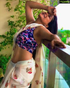 Sakshi Agarwal Instagram - Listen to the rythm of the falling rain and smile🔥💞 . Thank you @pretty.bride for the pretty saree🌷💞 . #weather #instampod #instadaily #rain #instagood #stayhome #staysafe #biggbosstamil #biggboss3 #biggboss #morning #vibes #good #happy #saree #sareelove #sareelovers #kollywood #sareeblouse #abs Chennai, India
