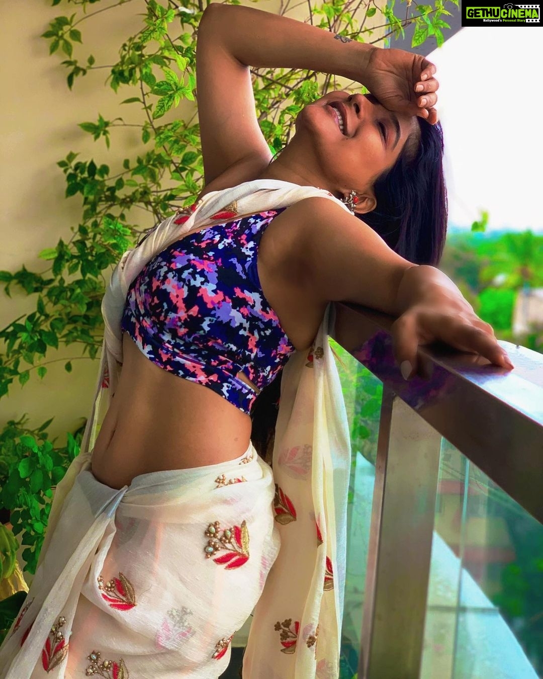 Sakshi Agarwal Instagram - Listen to the rythm of the falling rain and smile🔥💞 . Thank you @pretty.bride for the pretty saree🌷💞 . #weather #instampod #instadaily #rain #instagood #stayhome #staysafe #biggbosstamil #biggboss3 #biggboss #morning #vibes #good #happy #saree #sareelove #sareelovers #kollywood #sareeblouse #abs Chennai, India